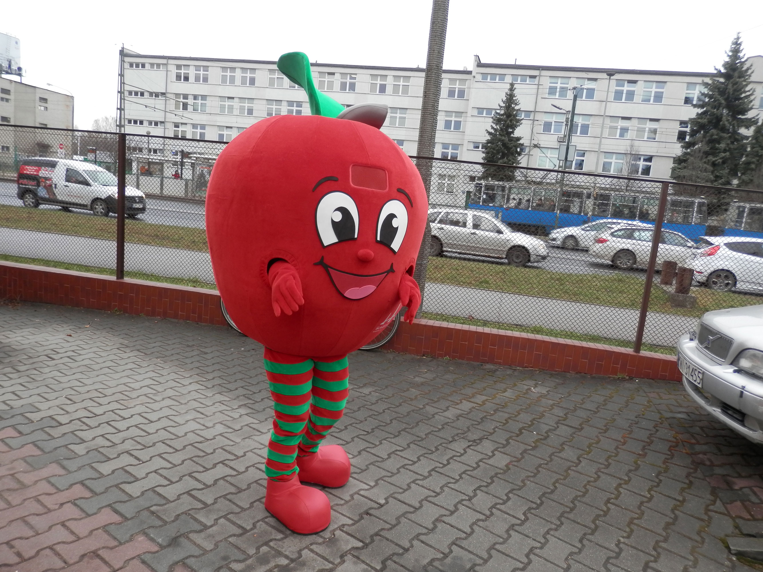 Improwizacja, chaos i walka z czasem, czyli najgorsze pomysły na stroje reklamowe. Jabłko 